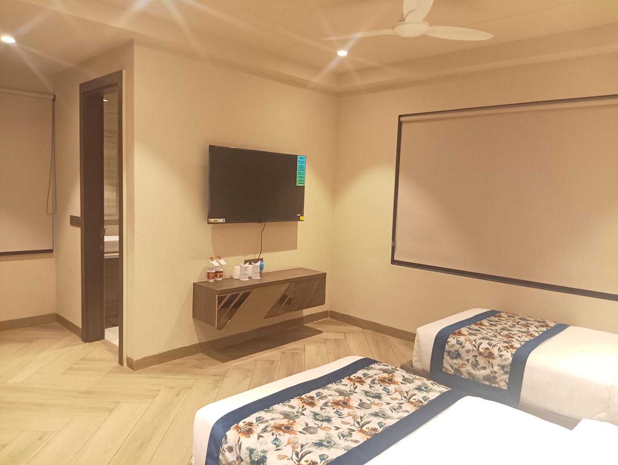 Hotel Cullinan By Qotel Janakpuri Delhi  Exterior photo