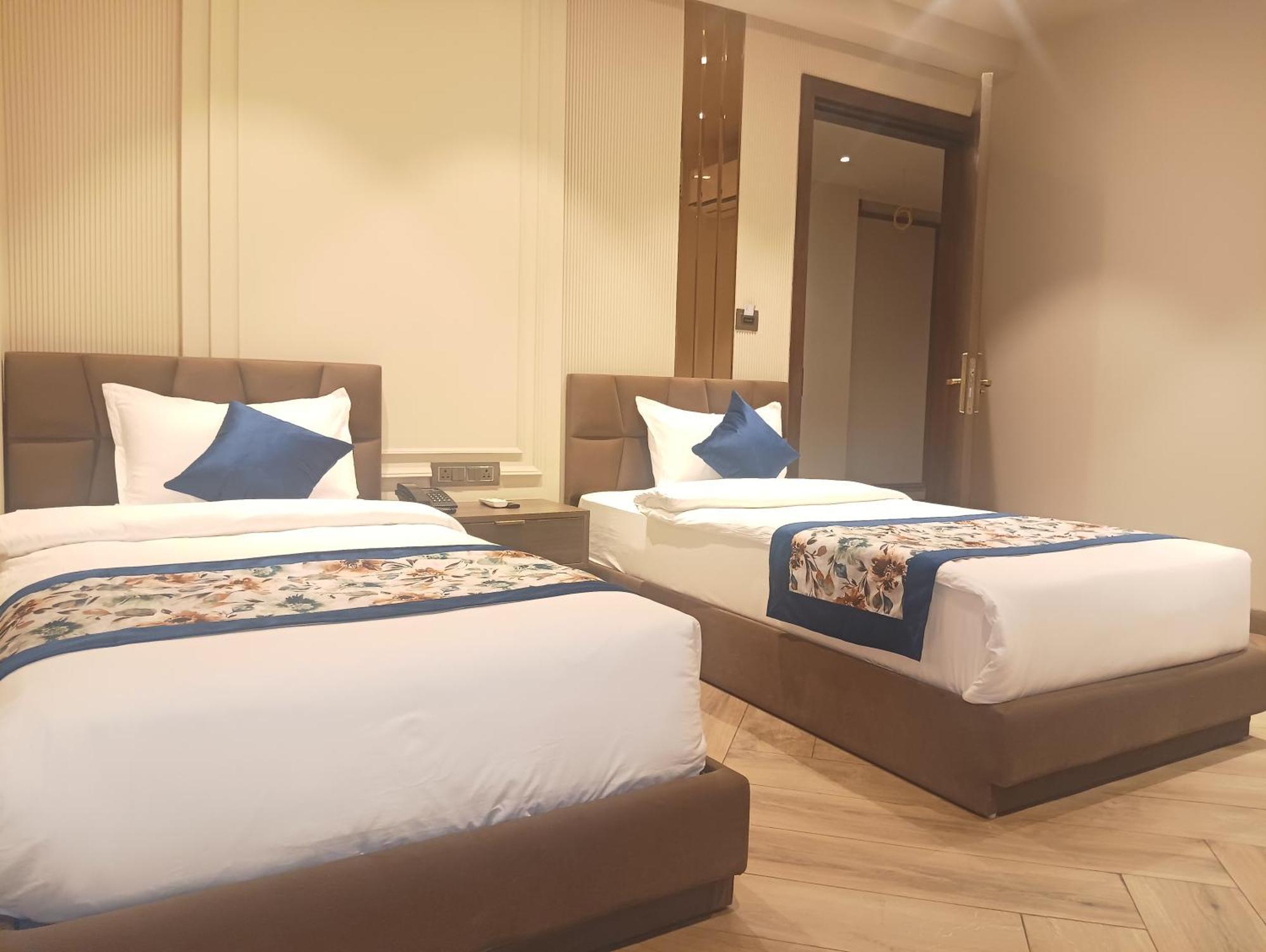 Hotel Cullinan By Qotel Janakpuri Delhi  Exterior photo