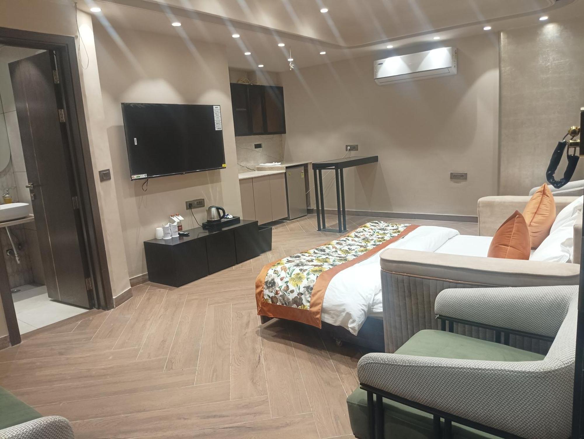 Hotel Cullinan By Qotel Janakpuri Delhi  Exterior photo