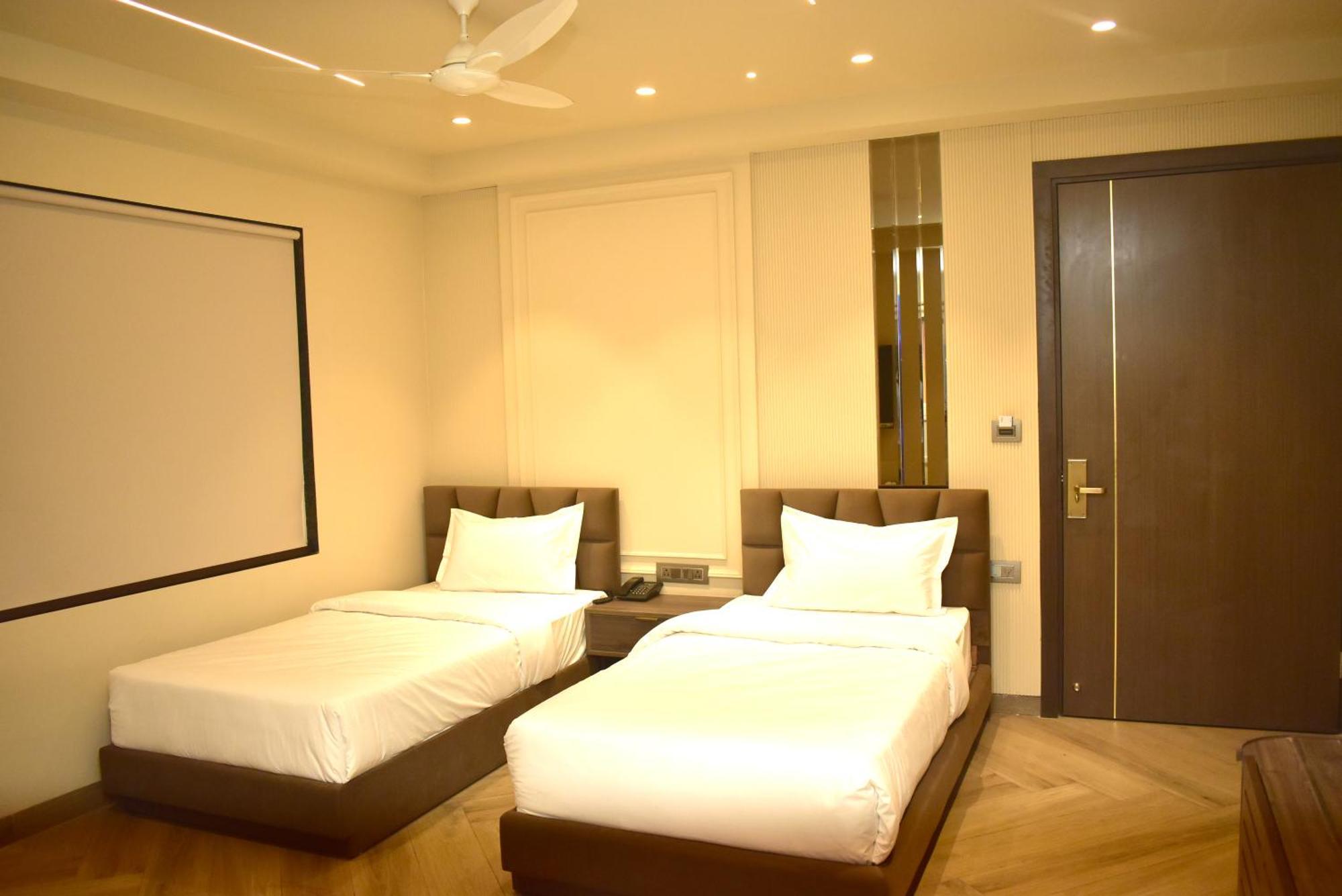 Hotel Cullinan By Qotel Janakpuri Delhi  Exterior photo
