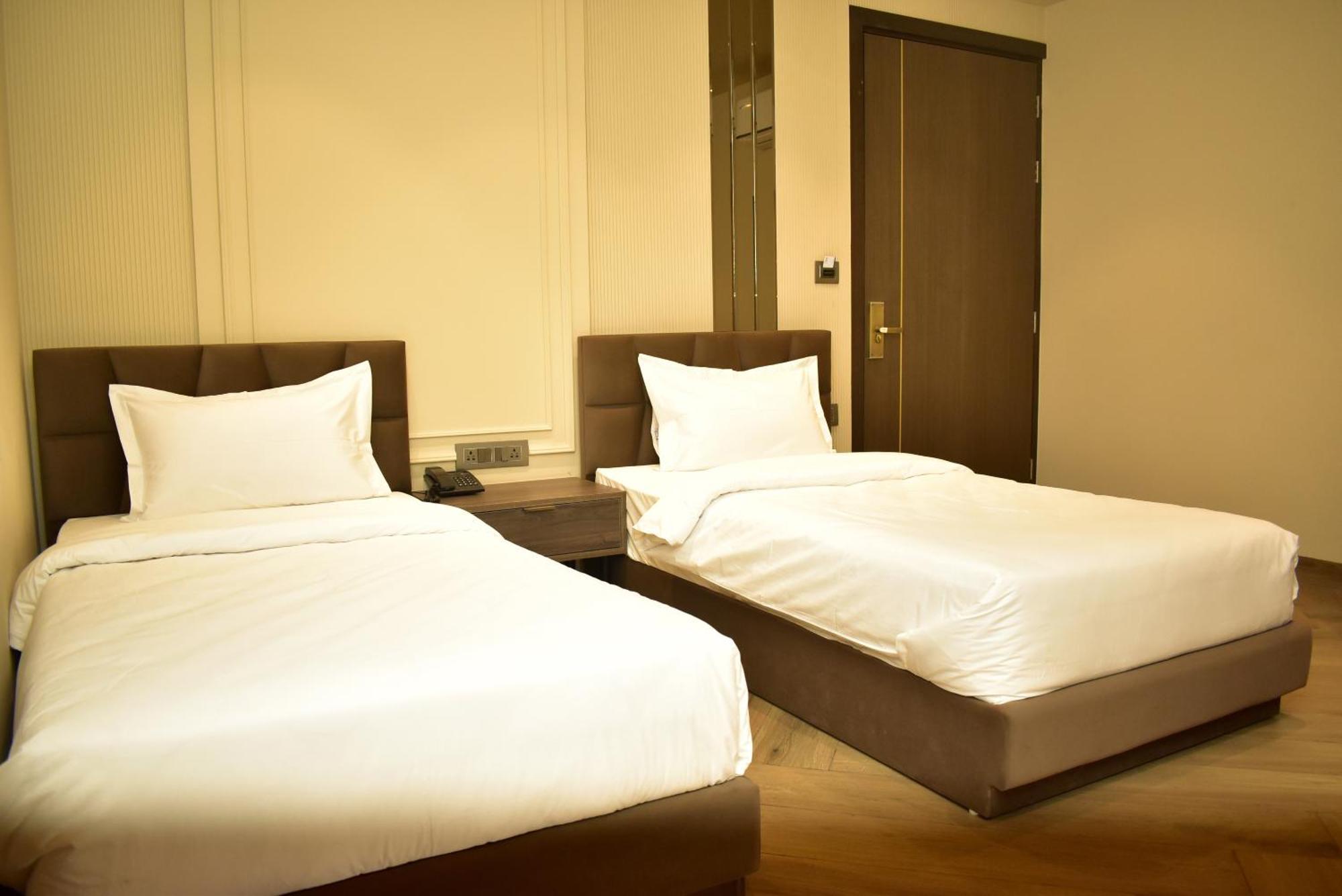 Hotel Cullinan By Qotel Janakpuri Delhi  Exterior photo