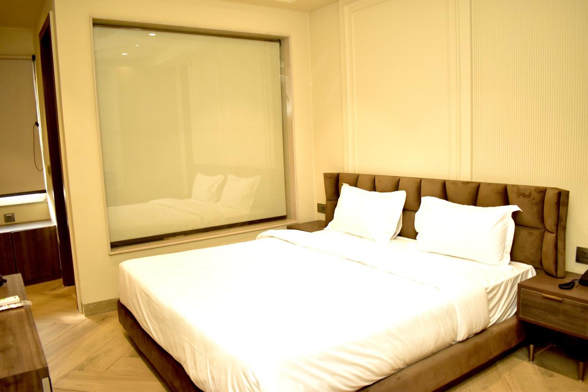 Hotel Cullinan By Qotel Janakpuri Delhi  Exterior photo