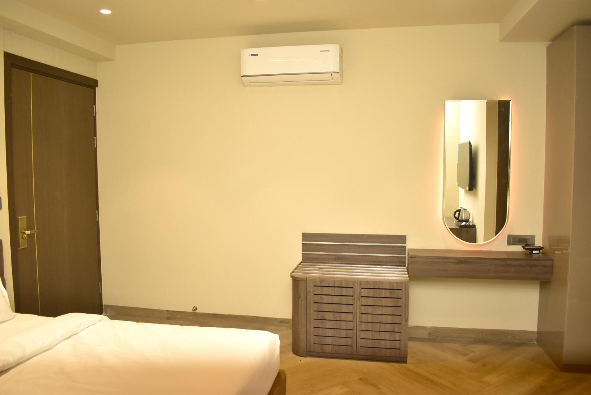 Hotel Cullinan By Qotel Janakpuri Delhi  Exterior photo
